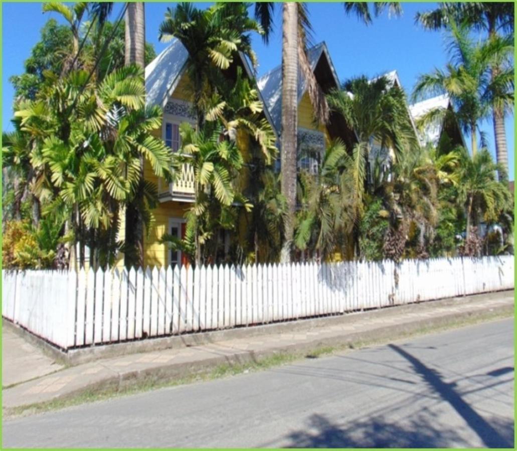 Yellow Houses Bocas Bocas Town Bagian luar foto