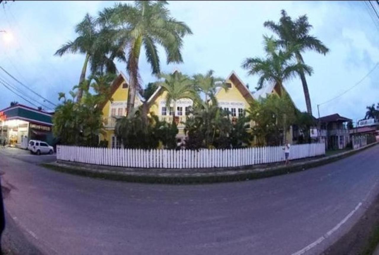 Yellow Houses Bocas Bocas Town Bagian luar foto